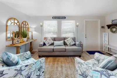 Image de Sunny canal front home with a pool & dock - central location and dogs ok