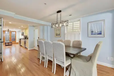 Image de Walk to Main Street, City Dock and Usna Gate 1 From Historic Catch 22 with Private Patio