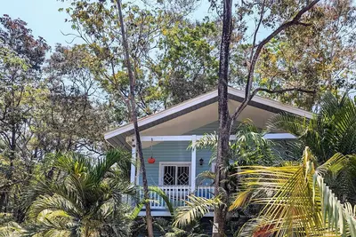 Image de West Bay - Sunny and Modern Beach Cottage - 2 Bedrooms!