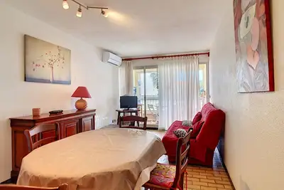 Image de Appartement Climatisé avec Cabine et Parking Privé, à Deux Pas de la Plage, WiFi Inclus