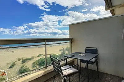 Image de Studio cabine moderne avec garage pour 4 personnes, vue mer