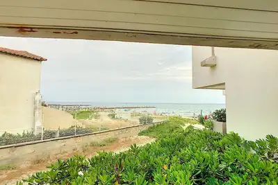 Image de Studio rénové sur plage avec cabine, parking et Wifi