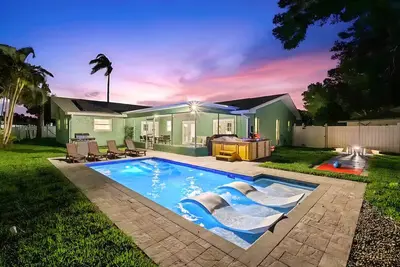 Image de Bowling, Heated Pool, Hot Tub - The Flamingo Oasis