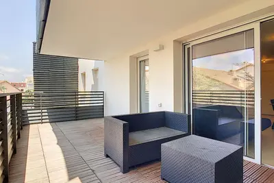 Image de Spacieux T2 avec Terrasse, Parking Privé, à 2 min de la Plage!