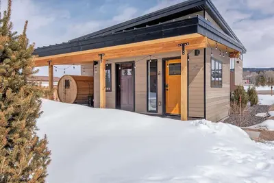 New, Spacious & Modern w/ Pool Table & Ping Pong