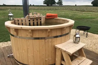 Image de Cosy cabin in heart of Cotswolds w/wood fired hot tub