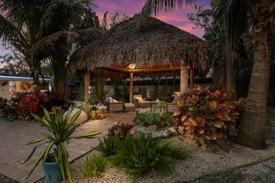 Image de Tropical Oasis: Pool, Tiki Hut and Near Anna Maria Island