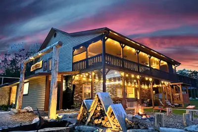 Image de Lakefront, covered dock, hot tub, game/pool rm, 4wd trails, firepits, 22 people