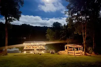 Image de “Twin Timbers” 11 bdrm, sleeps 38! hotubs, docks, 3 firepits, sxs, optional boats