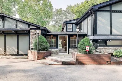 Image de Riverfront Chateau With a Deck & Serene Views