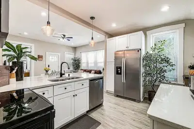 Image de Sunshine Haven: In Bates Hendricks, Near Downtown