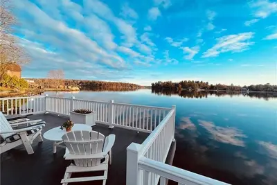 Image de Romantic Waterfront Getaway with an optional MotorBoat