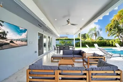 Image de Mia Golf course home large saltwater pool/spa&yard