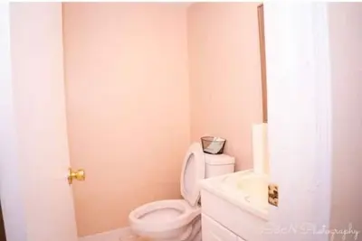 Image de Centrally Located Condo