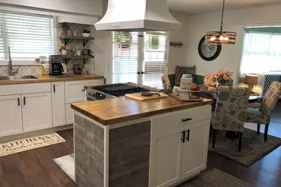Image de Newly renovated home located within walking distance of Lake Fayetteville & Park