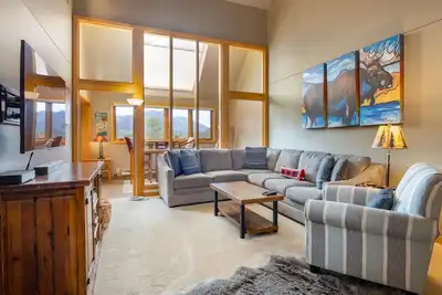 Sunny and Spacious Condo/Pool and Hot Tub Access