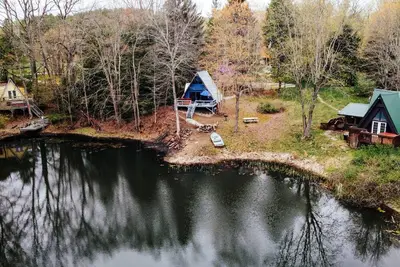 Image de Three A-frame Cabins, a provate Pond, row boats!