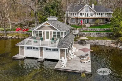 Image de 4 bed 4 bath cottage on Lake Rosseau minutes from Port Carling!