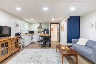 Image de Kenilworth Lake's French Cottage