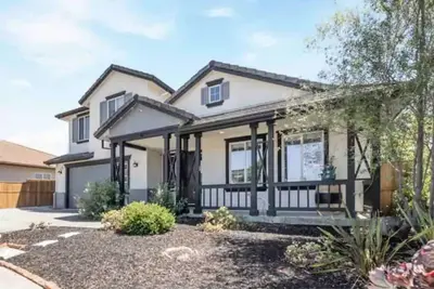 Image de “Art house” 10 min to napa\/hilltop views\/pooltable