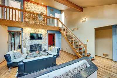 Image de < 1 Mi to Ocean Gate Beach! Lovely Home w/ Hot Tub