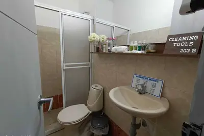 Image de Central and renovated studio apartment 15 min from the beach 1 bed 2 people wfh. Ac.