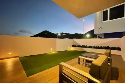Image de Contemporary Brand-new 3-Bedroom Condo