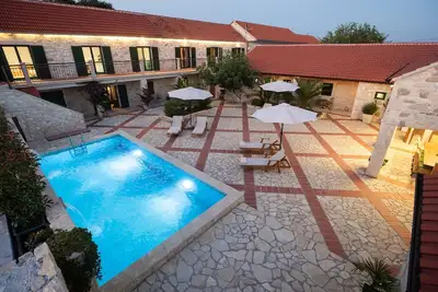 Image de Maison confortable à Islam Grcki avec.