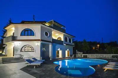 Image de Luxurious home in Jurdani with sauna