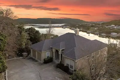 Image de Lake Travis home with beautiful sunsets
