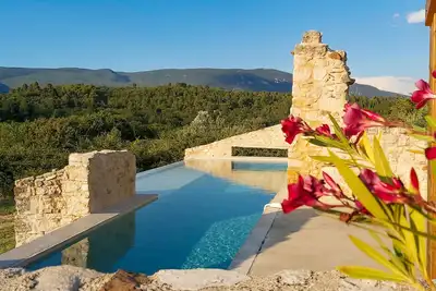 Image de Maison contemporaine de 3 chambres avec piscine et vue sur la campagne