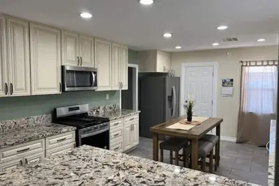 Image de Cheerful 2 br/1 full bath home near SoFi/Beaches