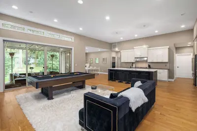 Large Open Home - Gourmet Kitchen - Pool Table