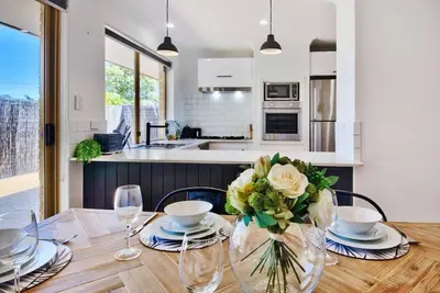 Image de Stylish 3 Br 1 min to Cafes/Restaurants/Park