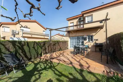 Image de Location de vacances à Roses, Costa Brava : Grande maison avec piscine et jardin, à 1200m de la plage. Réservez dès maintenant pour des vacances inoubliables!