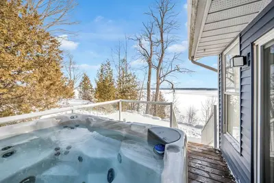 Image de Luxe Lakefront 4-Season Escape on Head Lake- Hot Tub, Sauna, Trails & Epic Dock!