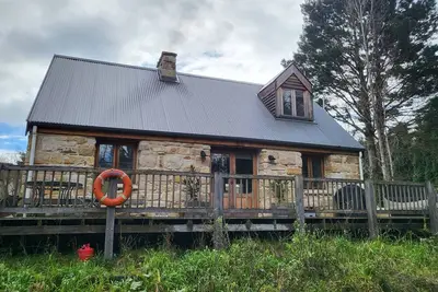 Image de Romantic Stone Cottage Overlooking Pond. 5mins to Town