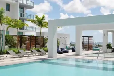 Image de Luxury new Condo, pool & parking