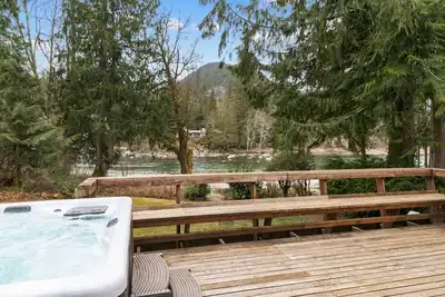 Image de Bowman's Beach Cottage in Cascades with sandy riverfront & hot tub