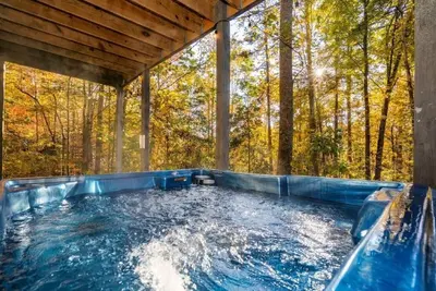 Image de 4br Rustic cabin with hot tub. Less than 10 miles to Gatlinburg.