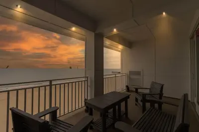 Image de Oceanfront Penthouse!