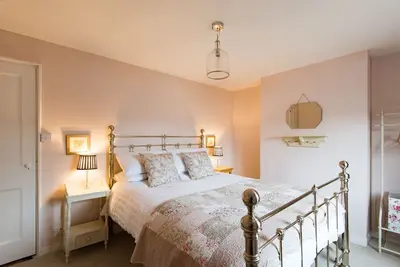 Bunny Cottage by Bloom Stays -  sleeps 4 guests  in 2 bedrooms