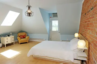 Image de Charming Loft w/ Skylight & Balconies!