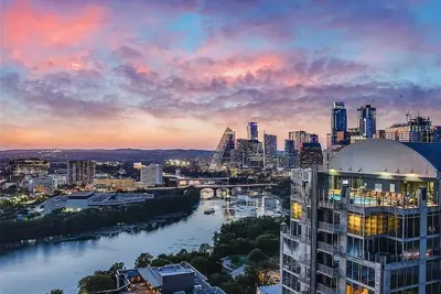Image de Soak in Iconic City Views from the Heart of Austin – Rainey Street Luxury Studio