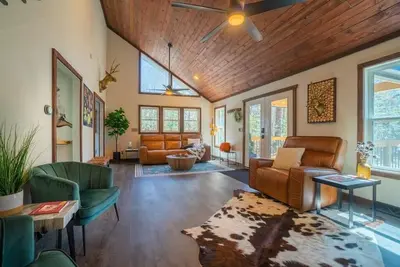 Image de Upscale Helen Cabin on 1 Wooded Acre