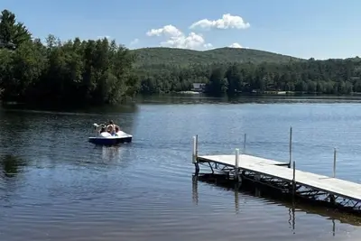 Image de Beautiful lakefront! Private, sandy beach. Fire pit. Parking. Two living areas.