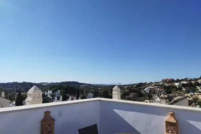 Duplex avec solarium et vues sur la mer.