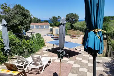 Mini Villa avec grande cour, accès direct  mer 150 m, garage fermé, parking, Wifi