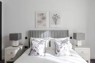 Image de Stylish & Modern Riverfront Apartment