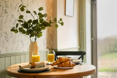 Image de Warm and peaceful 1 bedroom cottage hugged by green. Ideal for hitting pause.